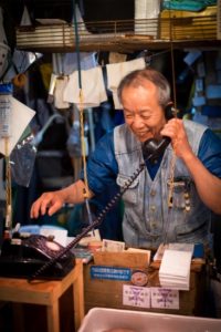 Portrait d'un travailleur dans un marché d'Osaka ©Angelo Di Genova