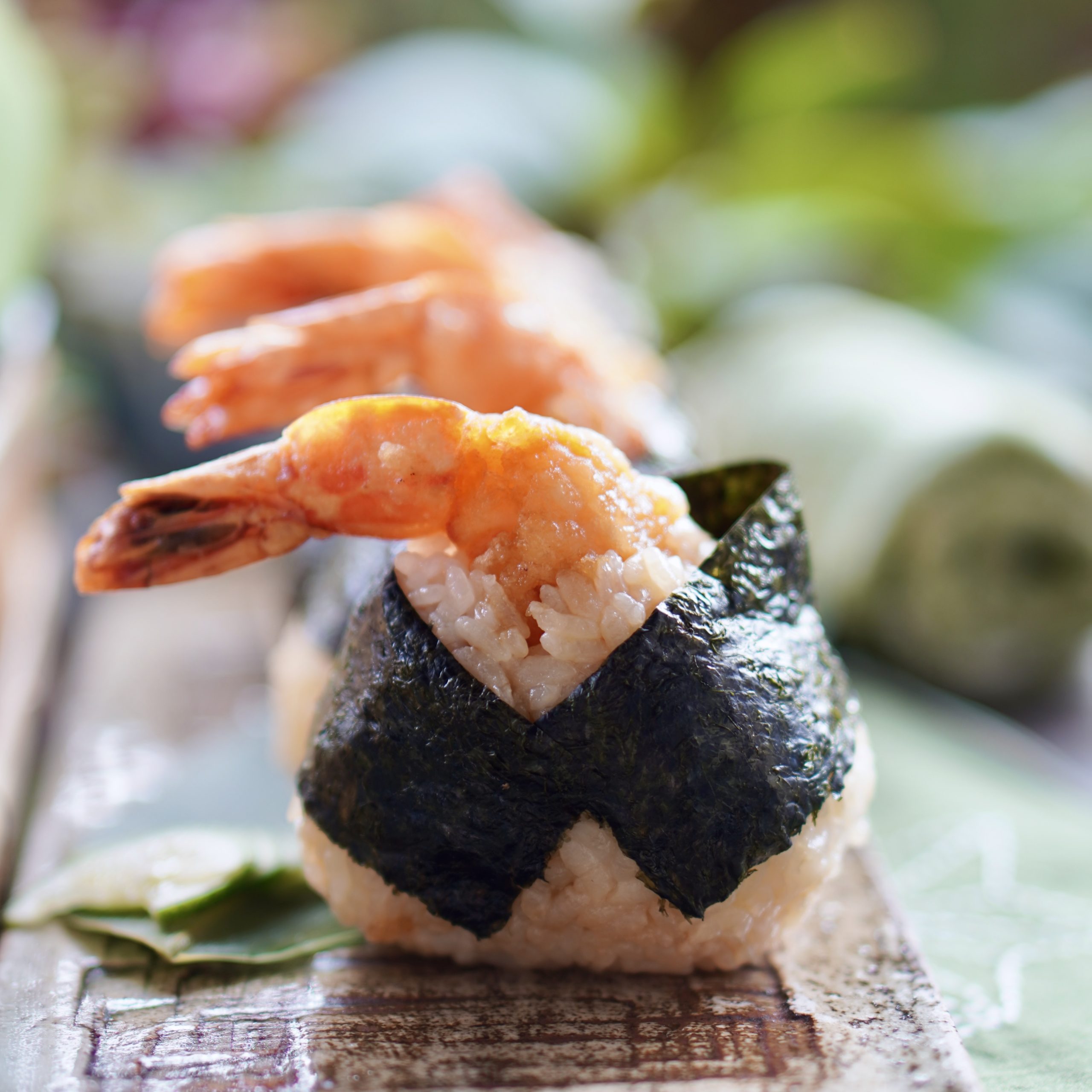 tenmusu onigiri au tempura de crevette