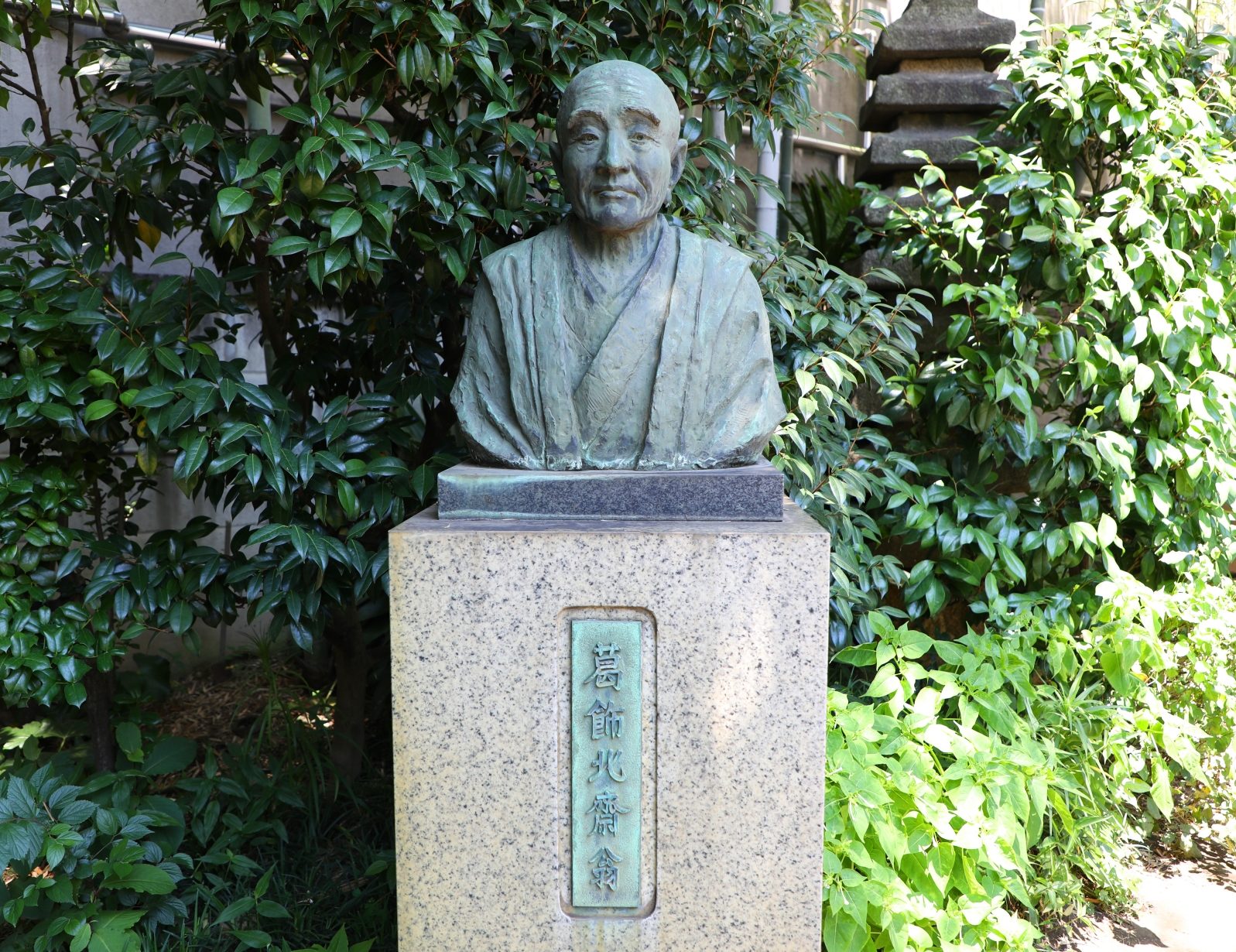 statue de hokusai, maître d'estampe japonaise