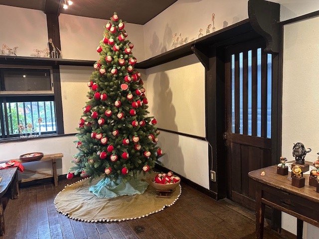 Sapin de Noël avec des poupées pommes de ©︎MARI BRAND