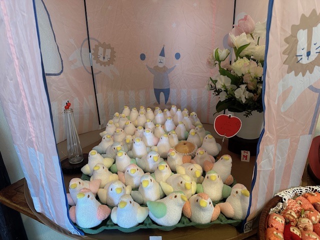 De nombreuses poupées de petits oiseaux colorées