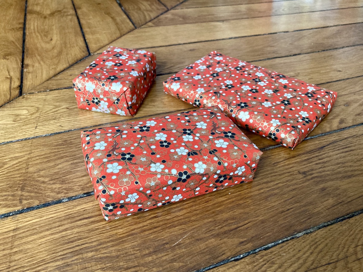 paquet cadeau japonais emballage rouge prune