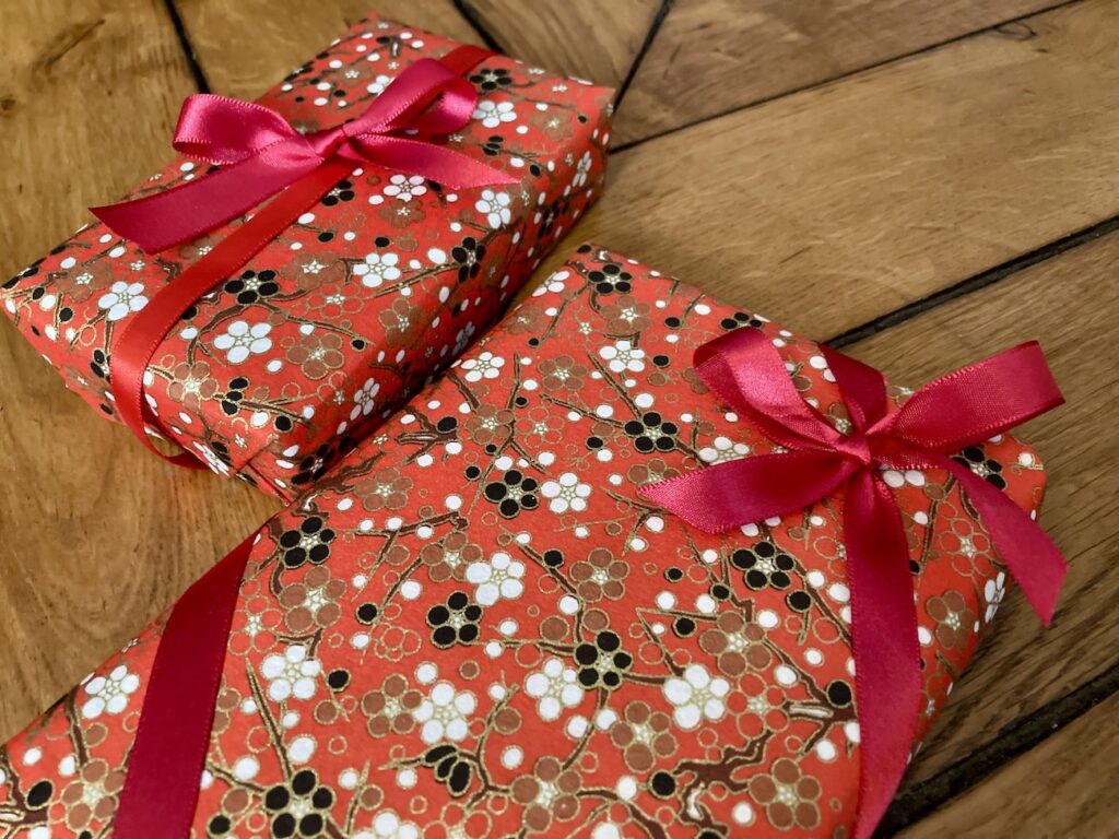 paquet cadeau japonais emballage rouge prune ruban