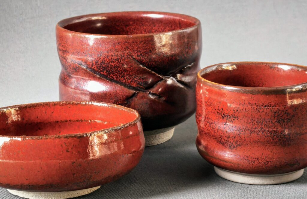 3 différente de taille de bols à matcha rouges