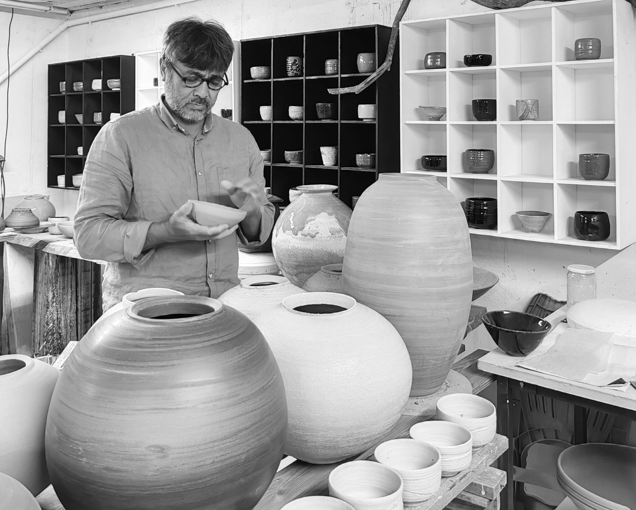 céramiste Jaimes IWASAKI dans son atelier