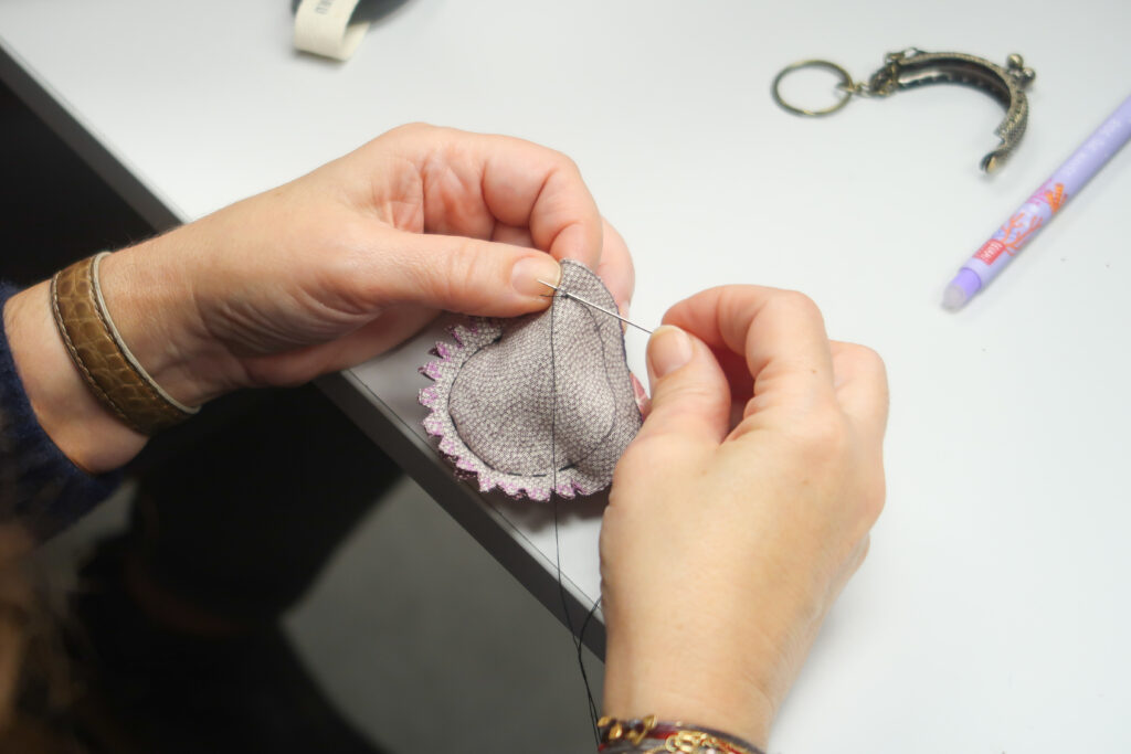 atelier de fabrication de porte monnaie japonais appelé gamaguchi