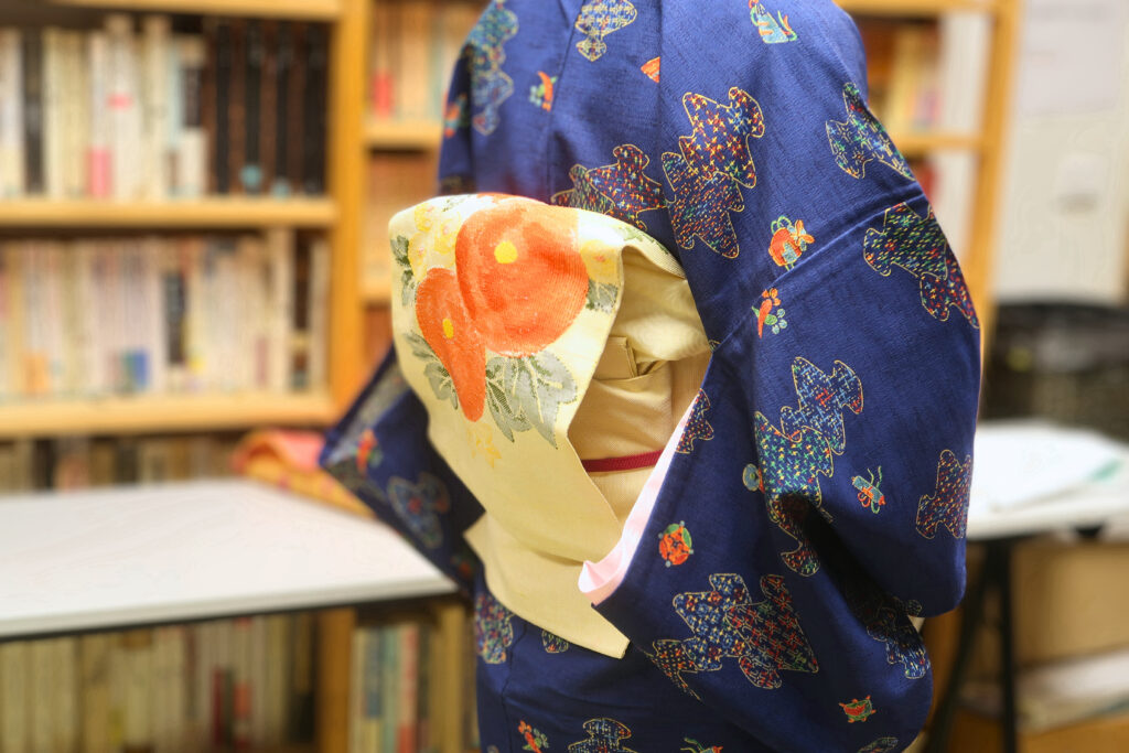 Femme qui porte un Kimono lors d'un atelier Kitsuké
