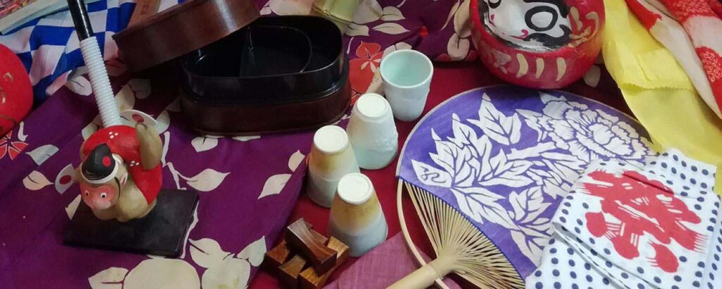vide-grenier japonais: kimono, kokeshi, eventail / Uchiwa, céramique, daruma ...