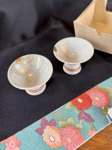 kintsugi 2verres de saké avec furoshiki, un livret