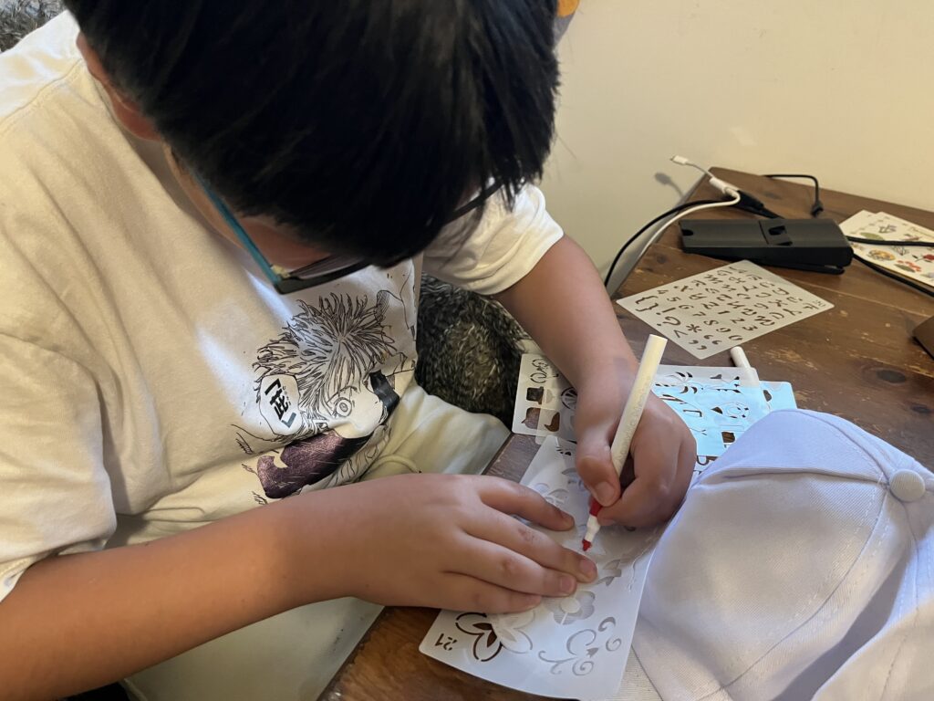 帽子に自由に絵を描いていくワークショップ
