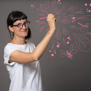 julie dessine des feuilles et des libellules