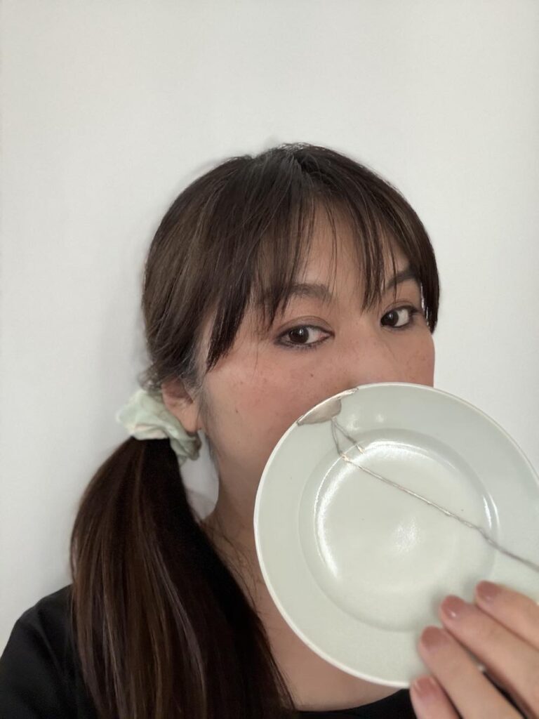 Portrait de Tsugi, formée à la réparation avec la laque urushi.